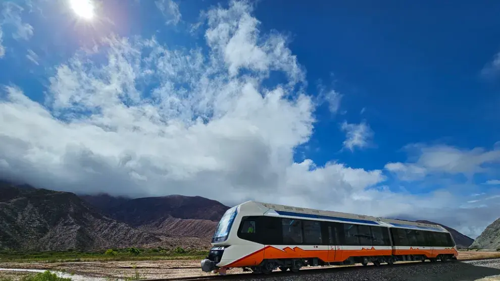 Foto del Tren solar de Jujuy que recorre la Quebrada de Humahuaca.