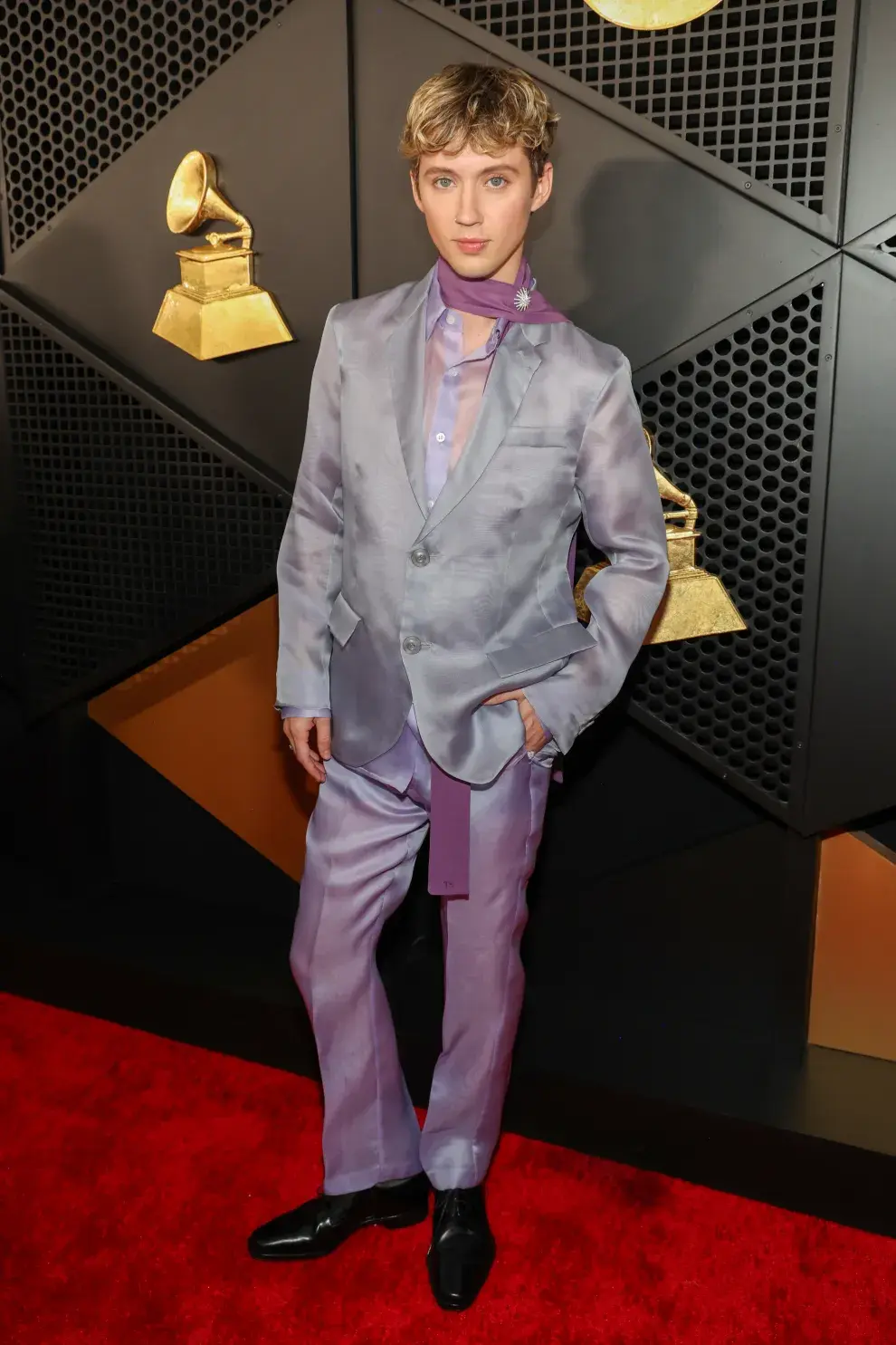 Troye Sivan en la alfombra roja de los Grammys 2025.