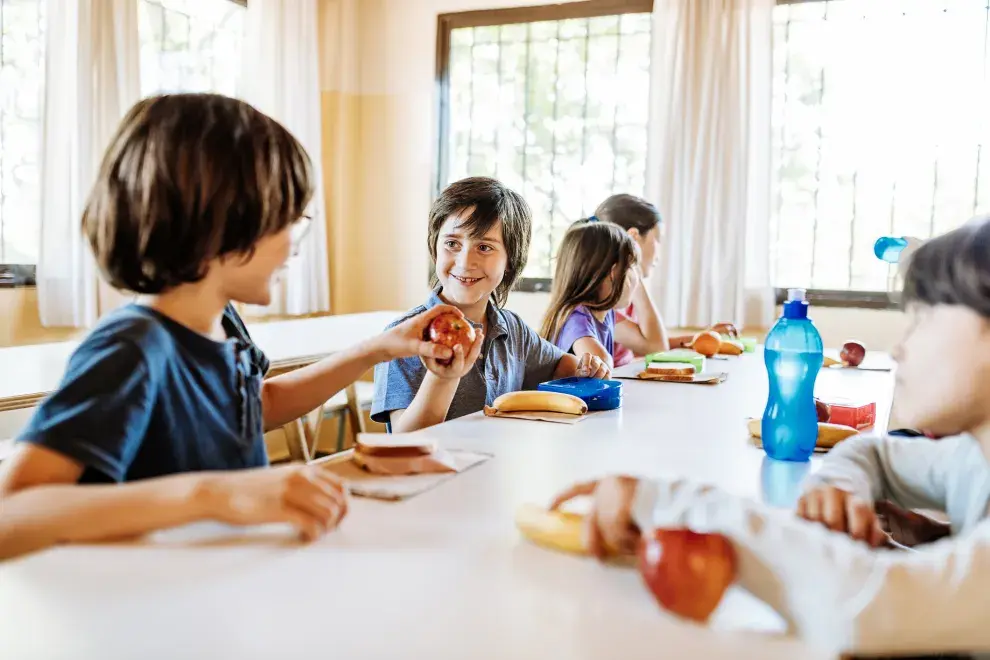 chicos comiendo vianda en el colegio