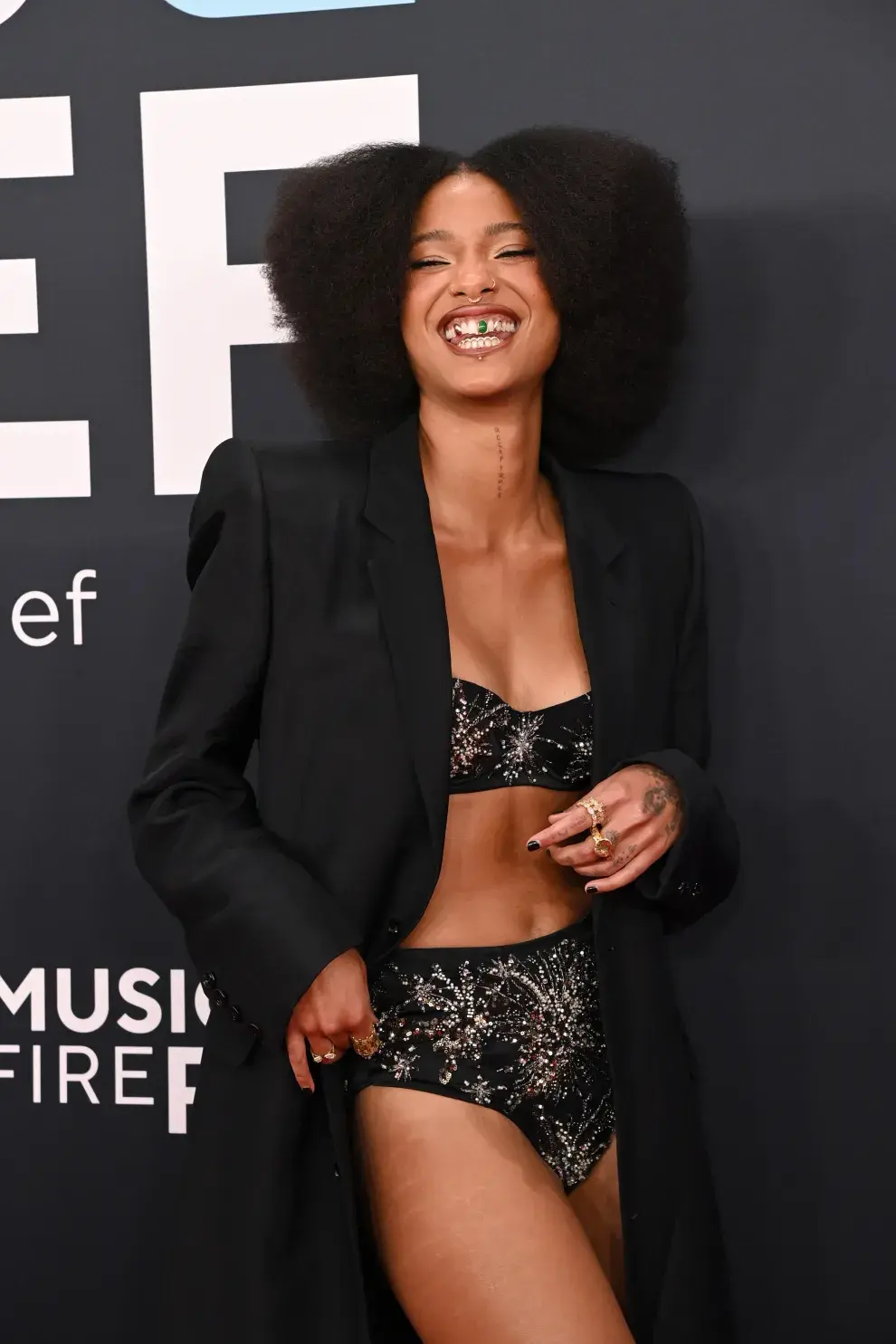 Willow Smith en la alfombra roja de los Grammys 2025.