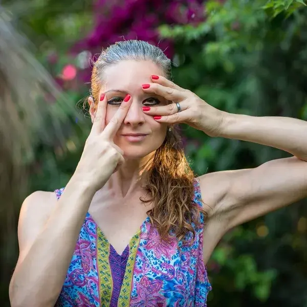 Una mujer haciendo yoga facial