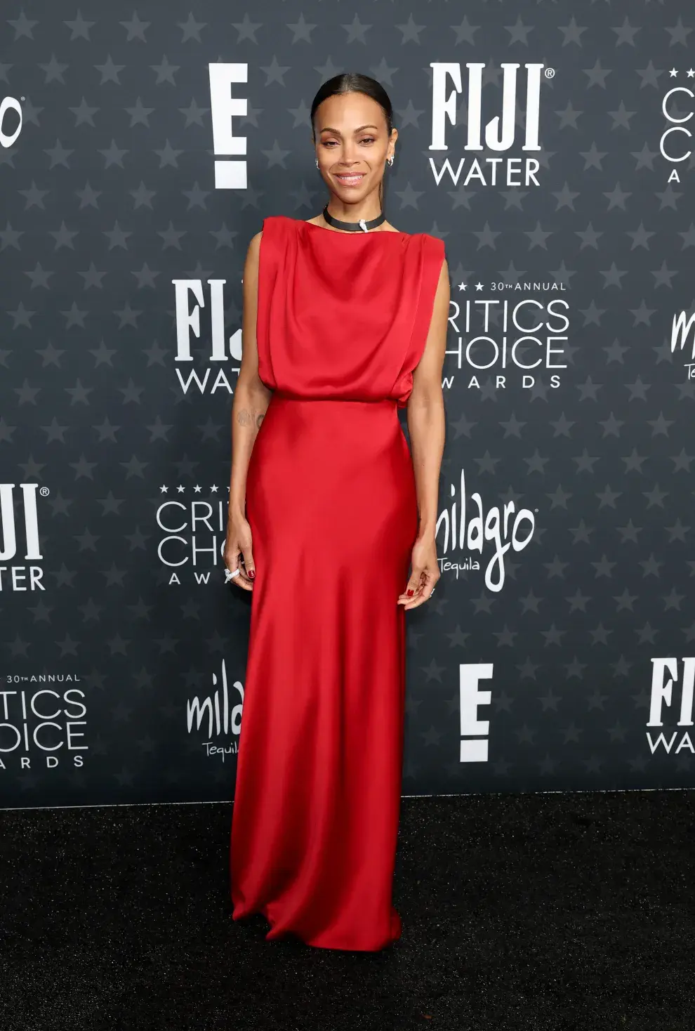 Zoe Saldana en la alfombra roja de los Critics Choice Awards 2025.