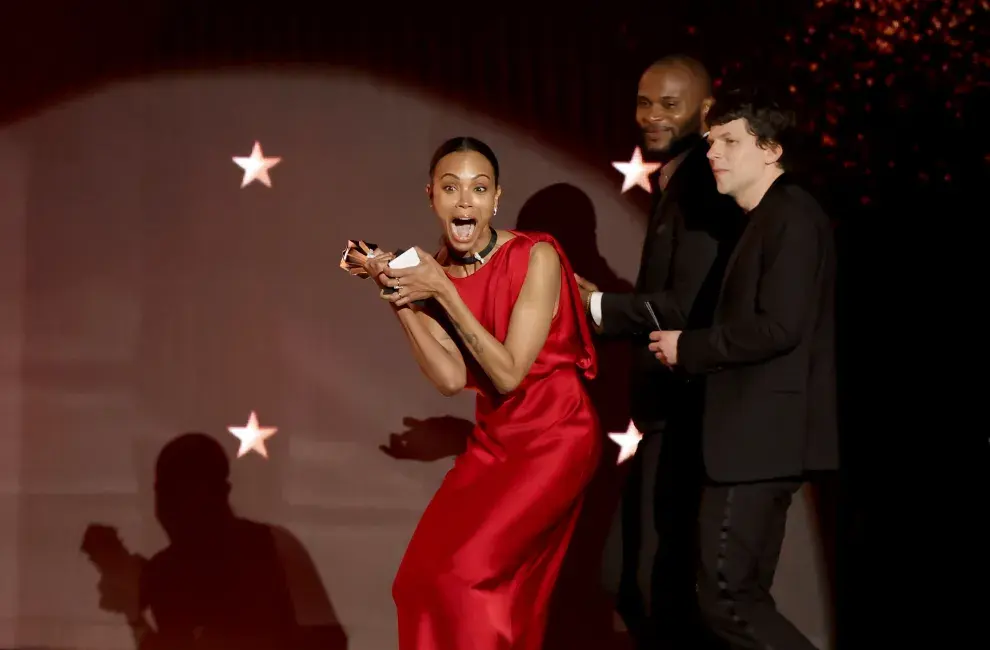 Zoe Saldana recibiendo su premio por Emilia Pérez en los Critics Choice Awards 2025.