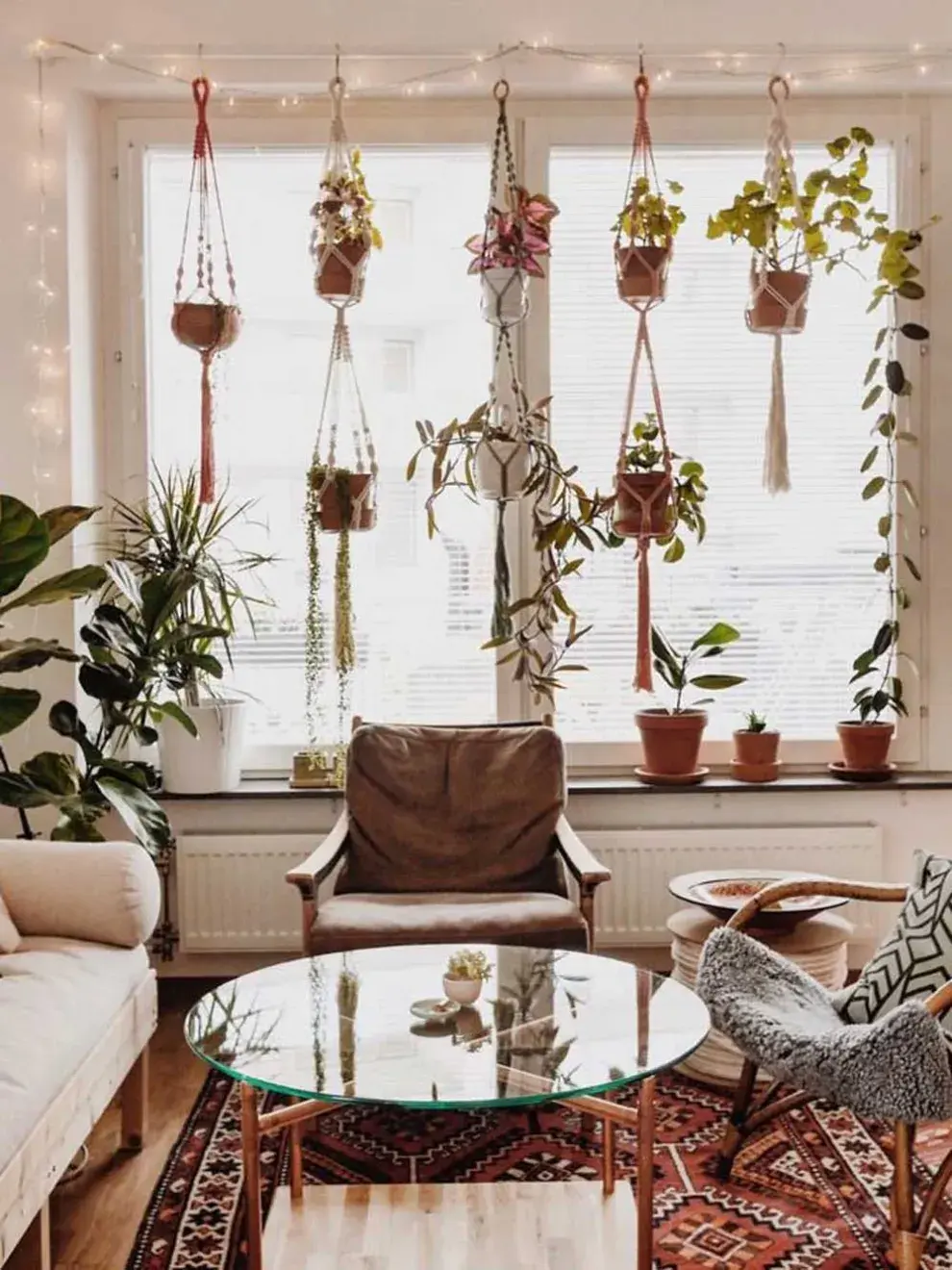 El macramé vuelve a protagonizar las tendencias deco dentro de los hogares, esta vez, en los balcones, ventanales o terrazas y de la mano de las plantas colgantes más bellas del reino vegetal.