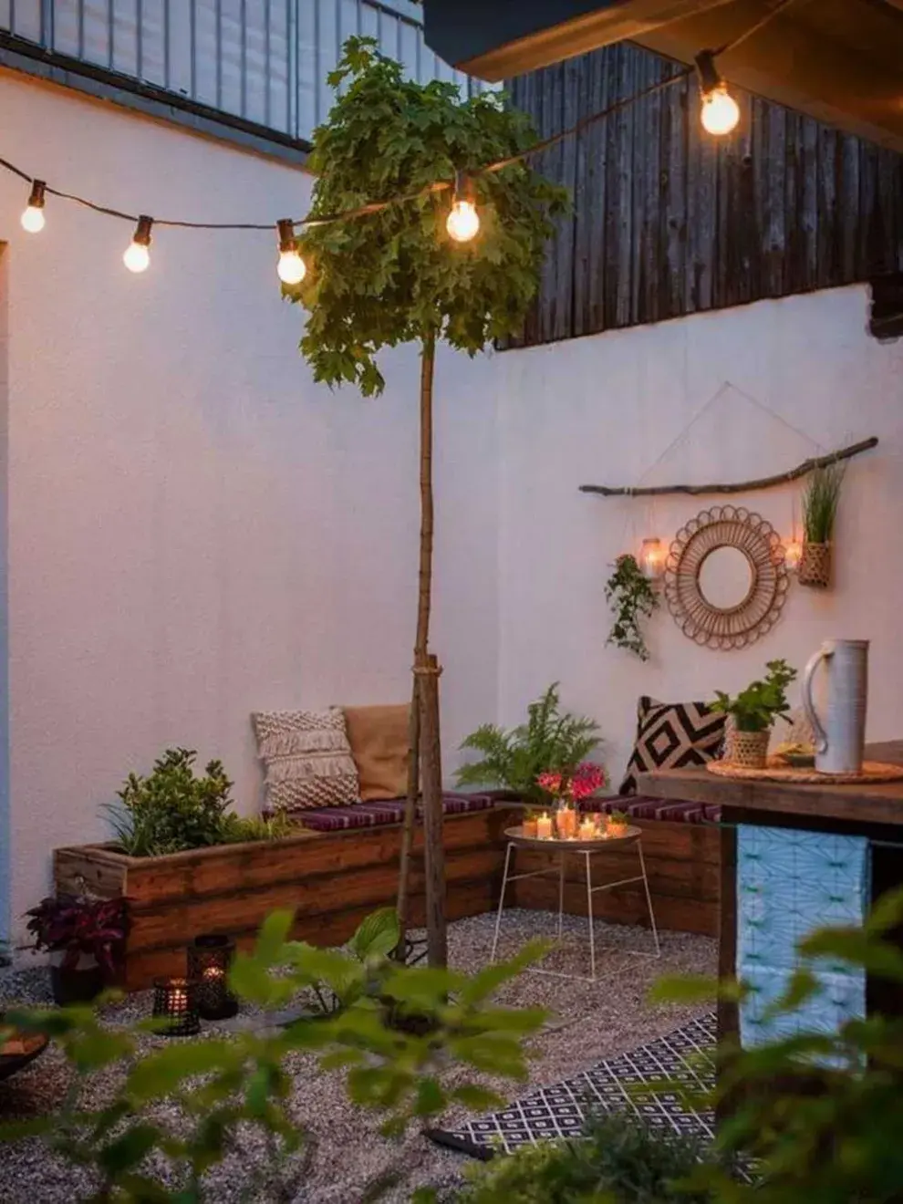 Un patio con sillones de pallets y estilo vintage