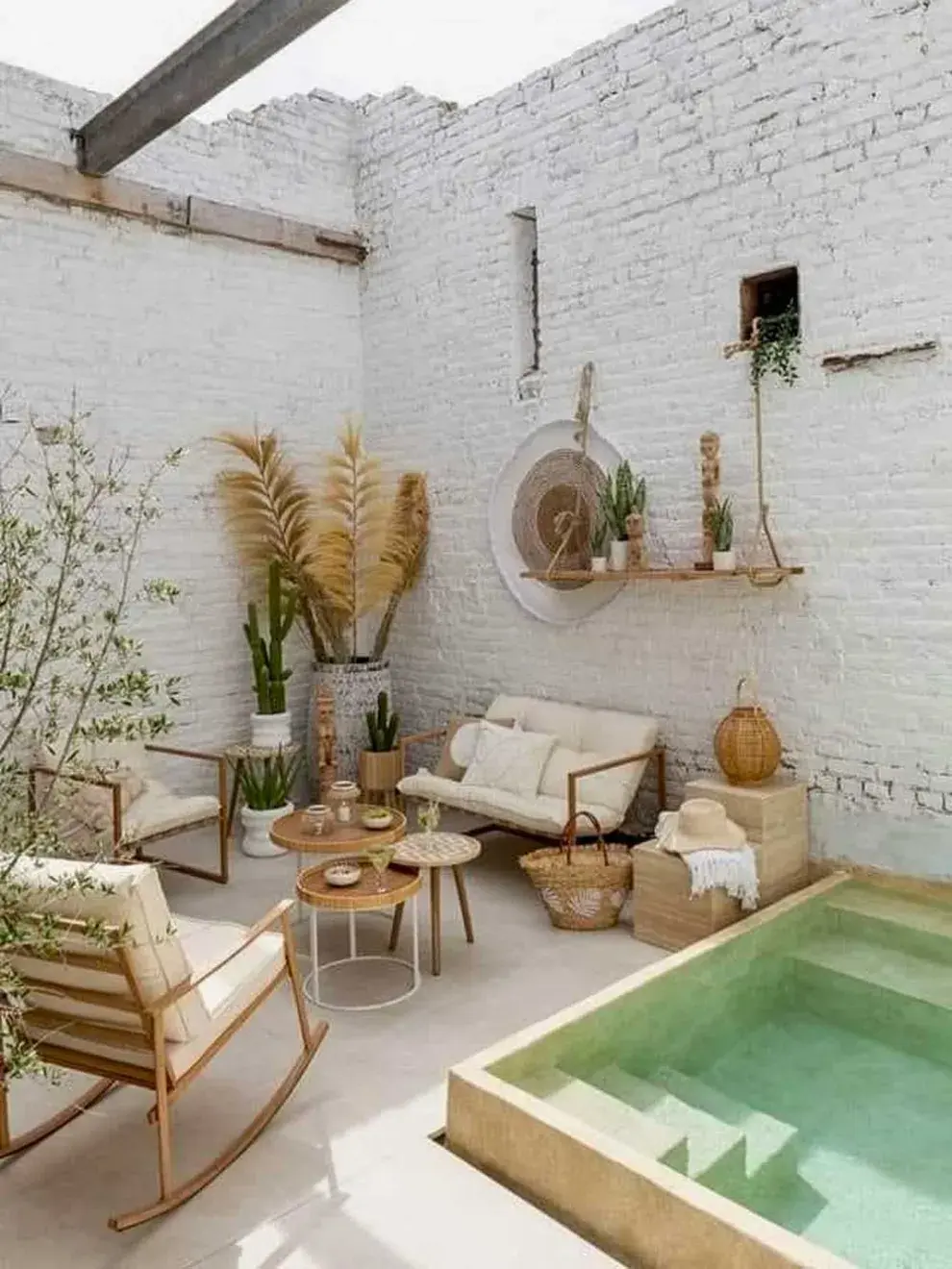 Un oasis en medio de la ciudad con mini piscina incluída y obejtos deco en tonos beige y blanco