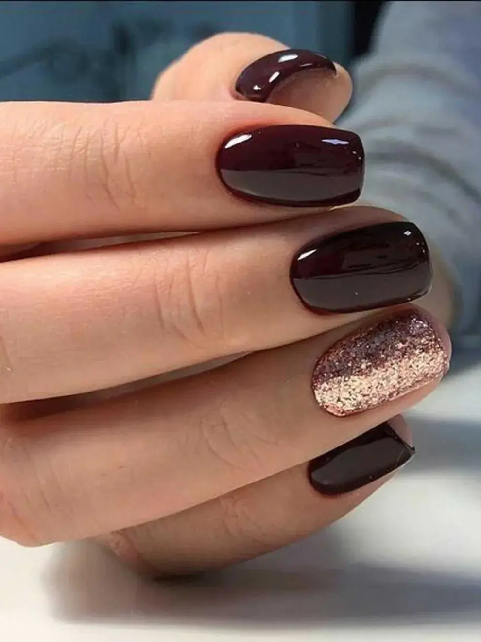 El glitter siempre presente dentro del nail art, una mandera de subir un tono un look de noche