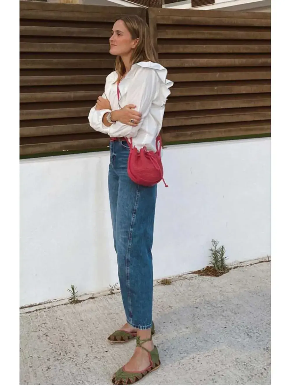 Con camisa blanca y jeans, siempre son un must de moda