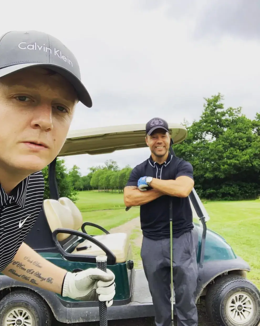 Thomas Turgoose y Stephen Graham jugando al golf en 2020.