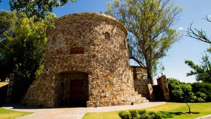 Con un paisaje rural, lleno de naturaleza podemos decir que en Cardales vas a poder recorrer sus calles repletas de historia que se traduce en sus casitas antiguas que conservan sus orígenes