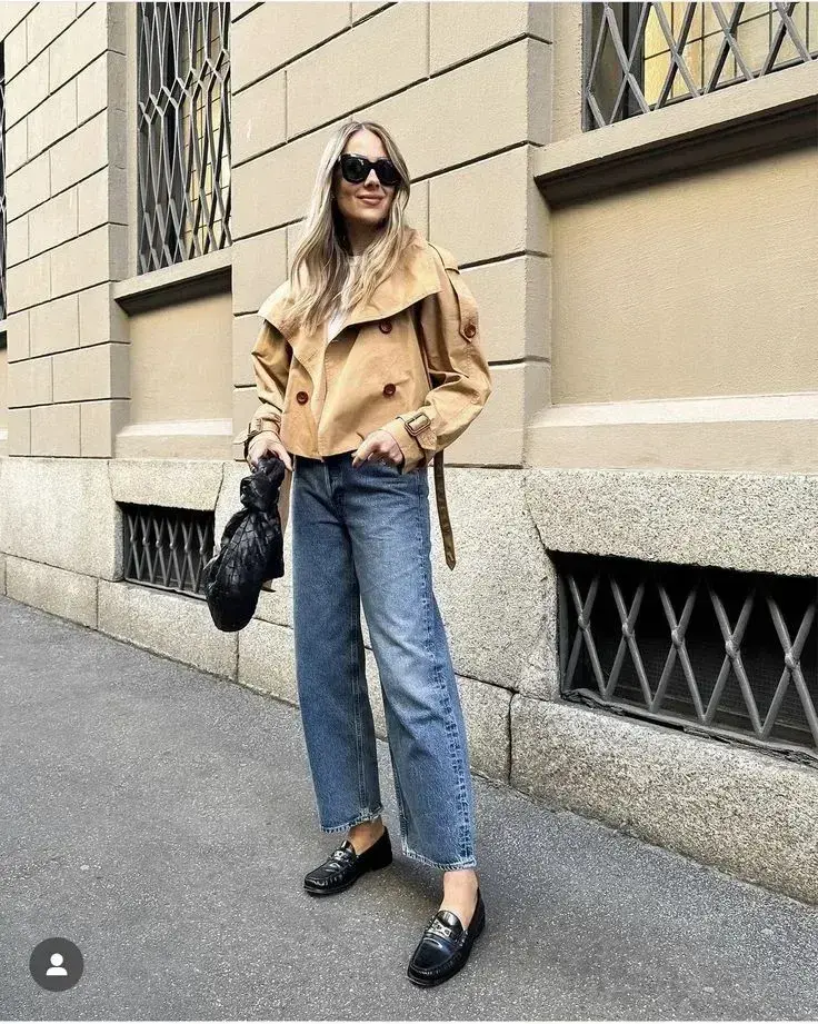 Casual un look clásico pero chic. Jean recto, trench coat cropped y mocasines. Es un sí, total