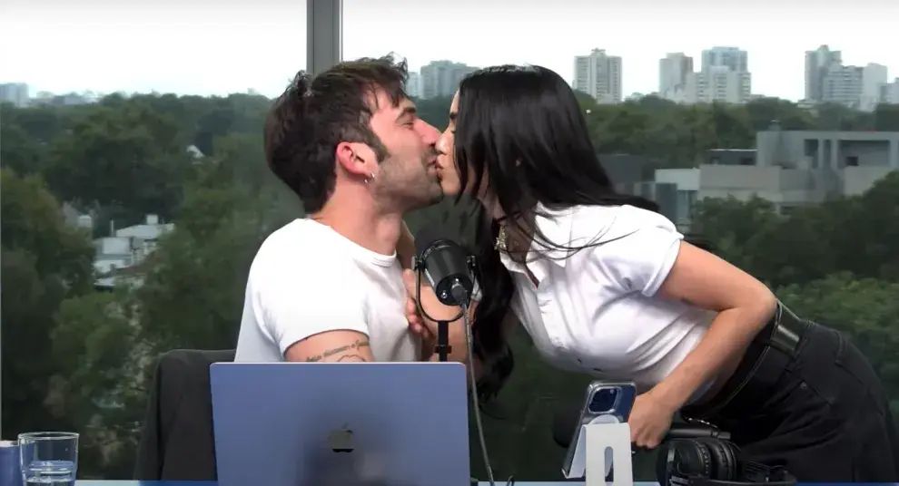 El beso de Lali Espósito y Pedro Rosemblat en Gelatina.