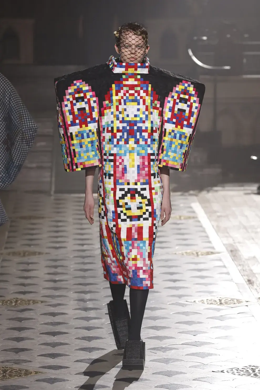 La nueva colección de Anrealage en la Paris Fashion Week recuerda a Minecraft.