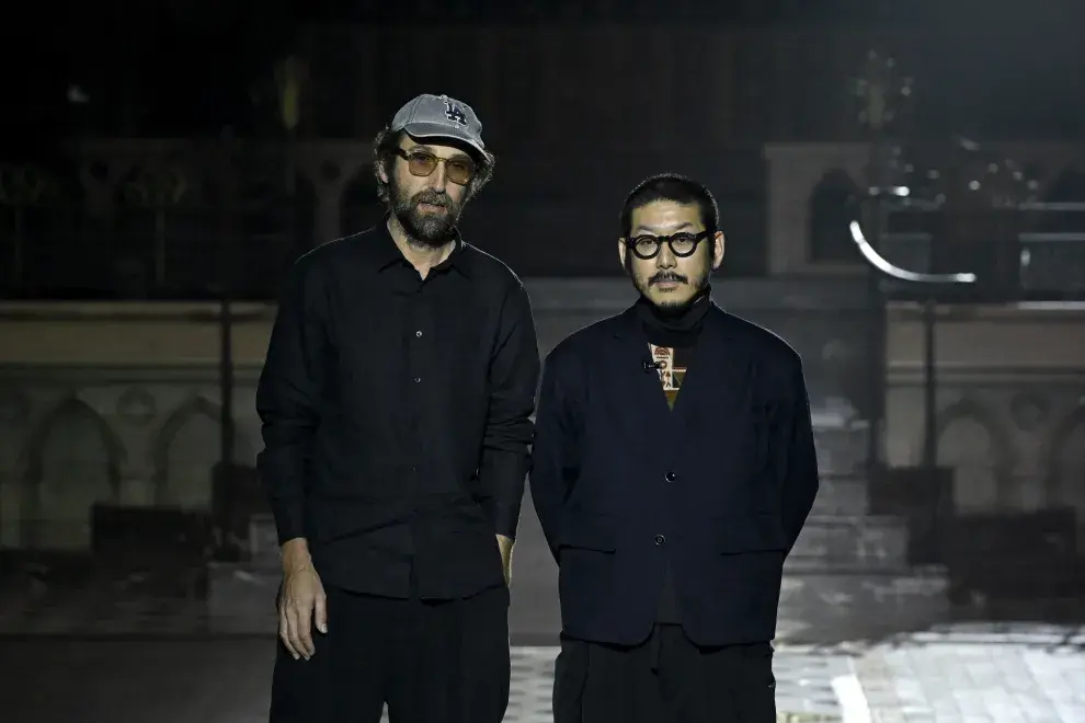 El diseñador Kunihiko Morinaga y el músico francés Thomas Bangalter posan durante el desfile de ropa femenina otoñoinvierno 2025-2026 de Anrealage como parte de la Semana de la Moda de París en la Catedral Americana de París el 4 de marzo de 2025 en París, Francia.