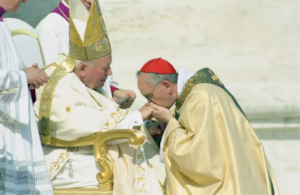 El Papa Juan Pablo II (Karol Wojtyla) nombra a Jorge Mario Bergoglio como cardenal durante un consistorio en la Plaza de San Pedro el 21 de febrero de 2001 en la Ciudad del Vaticano