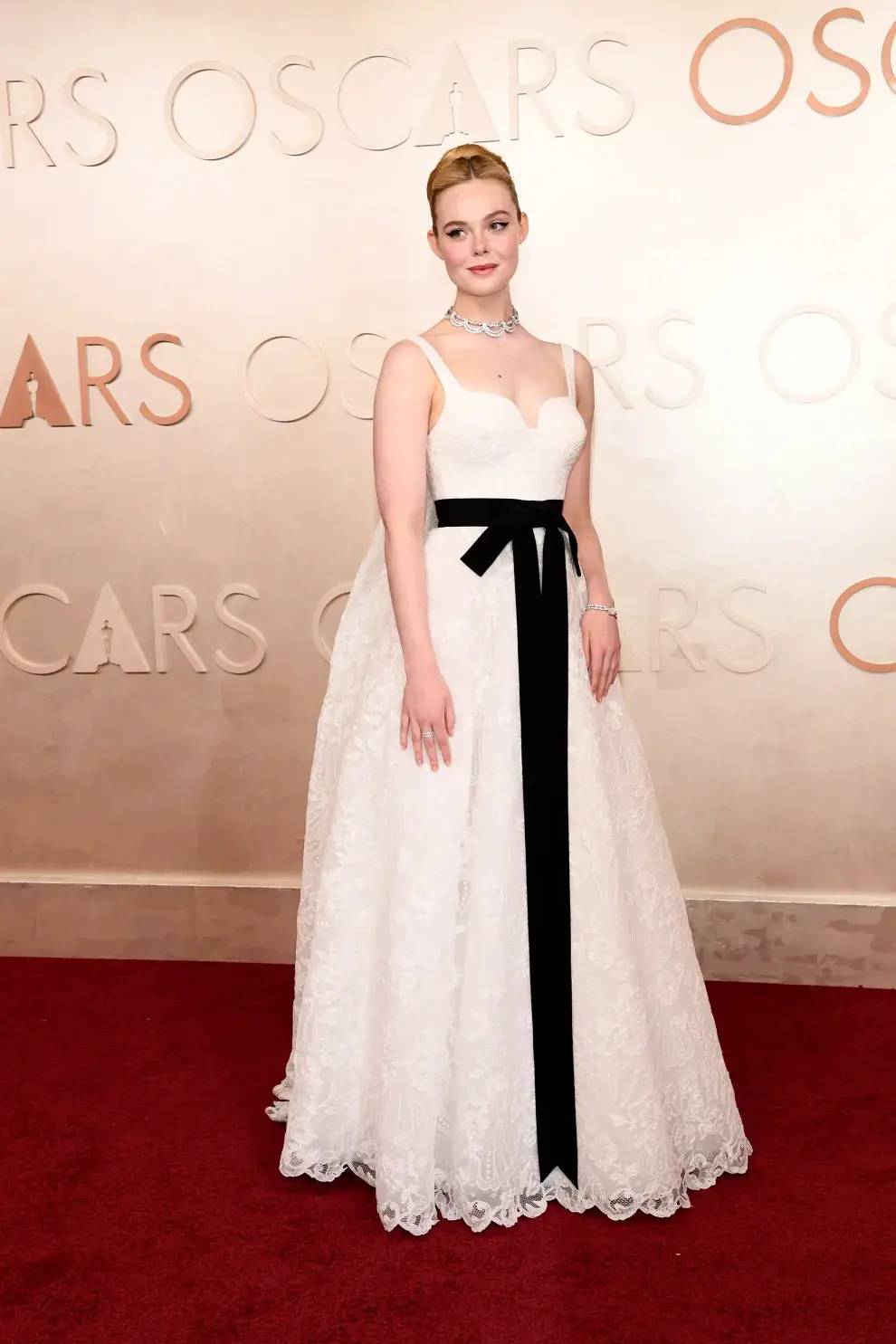 Elle Fanning en la alfombra roja de los Oscars 2025.