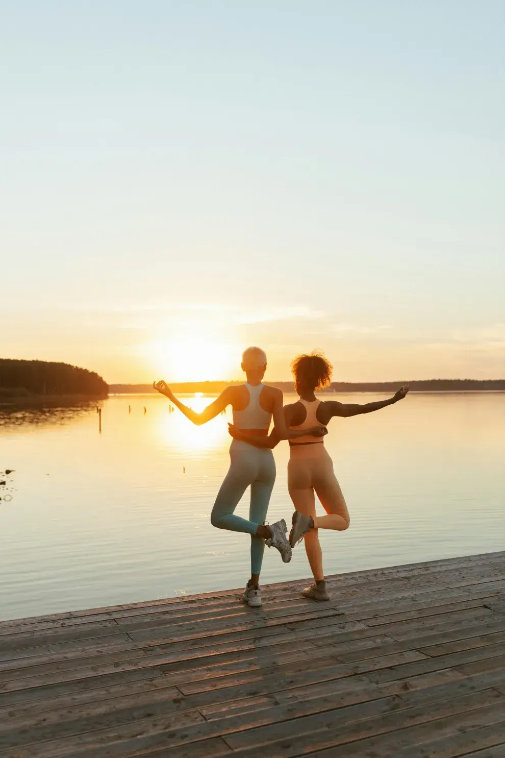 Dos mujeres haciendo asana de yoga.