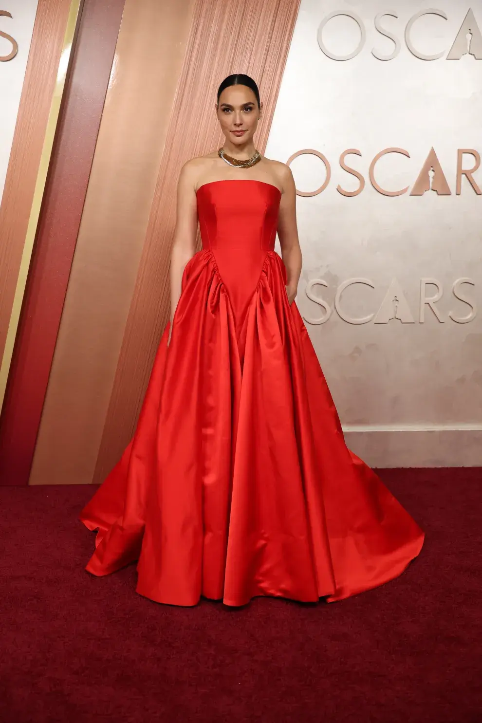 Gal Gadot en la alfombra roja de los Oscars 2025.