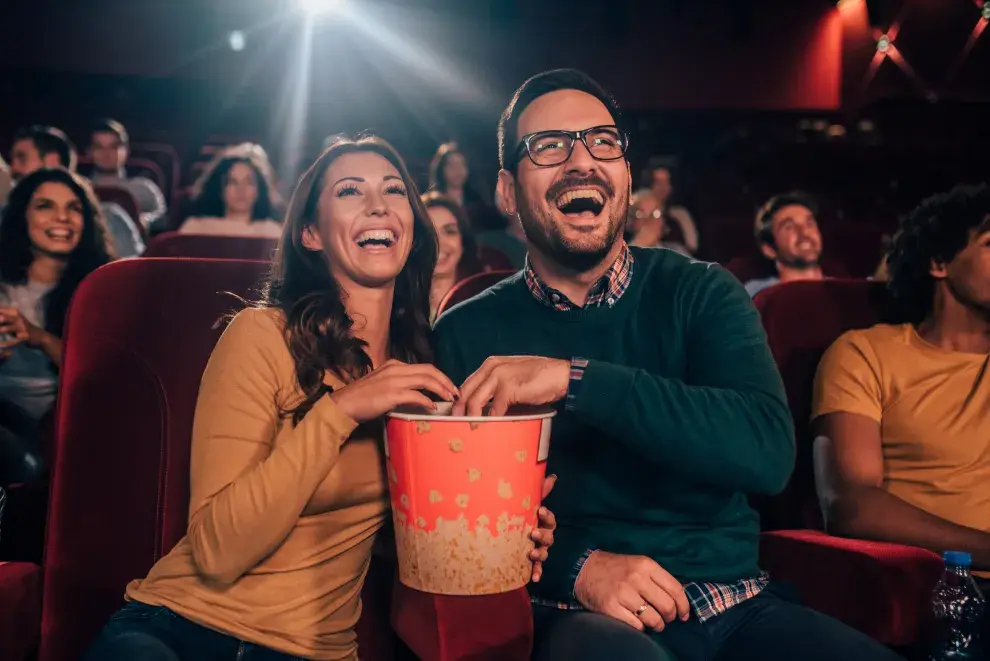 Foto de pareja en el cine.