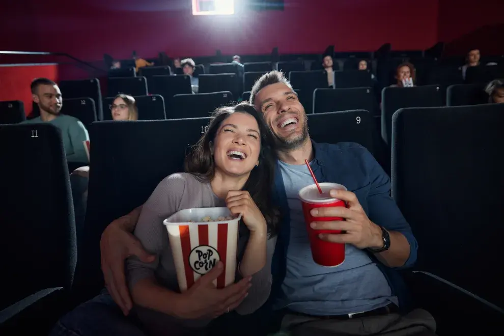 Foto de pareja en el cine.