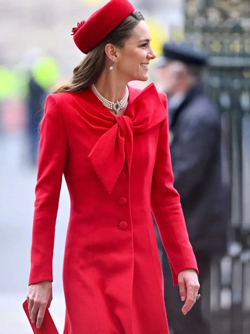 Con un look total red, la Princesa dijo presente y sorprendió con una exquisita elección compuesta por una suerte de vestido y abrigo 2 en 1 en un rojo furioso