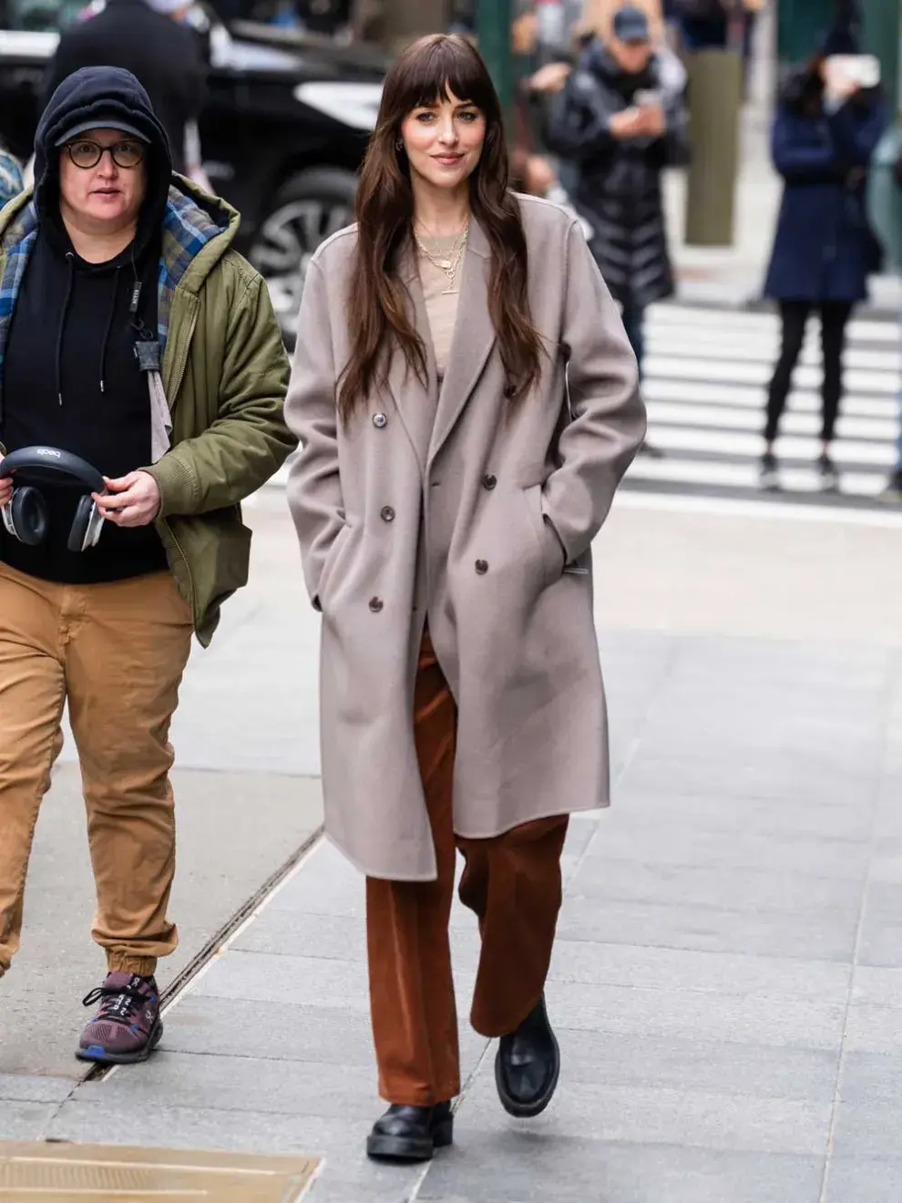 . La actriz llevó un abrigo de tweed gris de corte ¾ y cruzado y pantalones de color óxido. La actriz llevó un abrigo de tweed gris de corte ¾ y cruzado y pantalones de color óxido