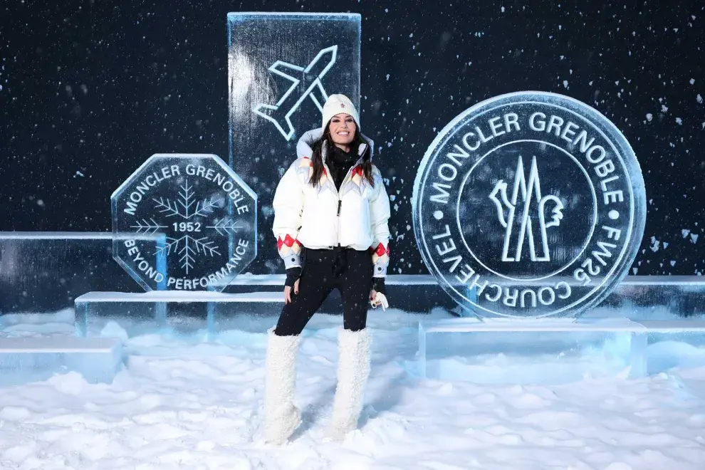  Elisabetta Gregoraci en el desfile de Moncler con un look en blanco y negro