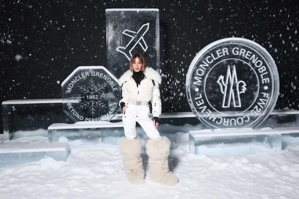 Tini Stoessel impactó con un equipo total white con polera negra debajo y maxibotas de piel