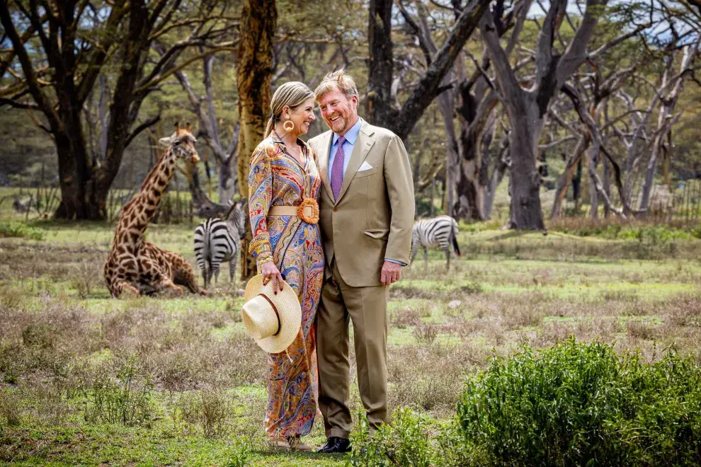 En medio de un paisaje natural y salvaje es que la reina apostó por un estilismo canchero y bien colorido que hizo oda a los 70