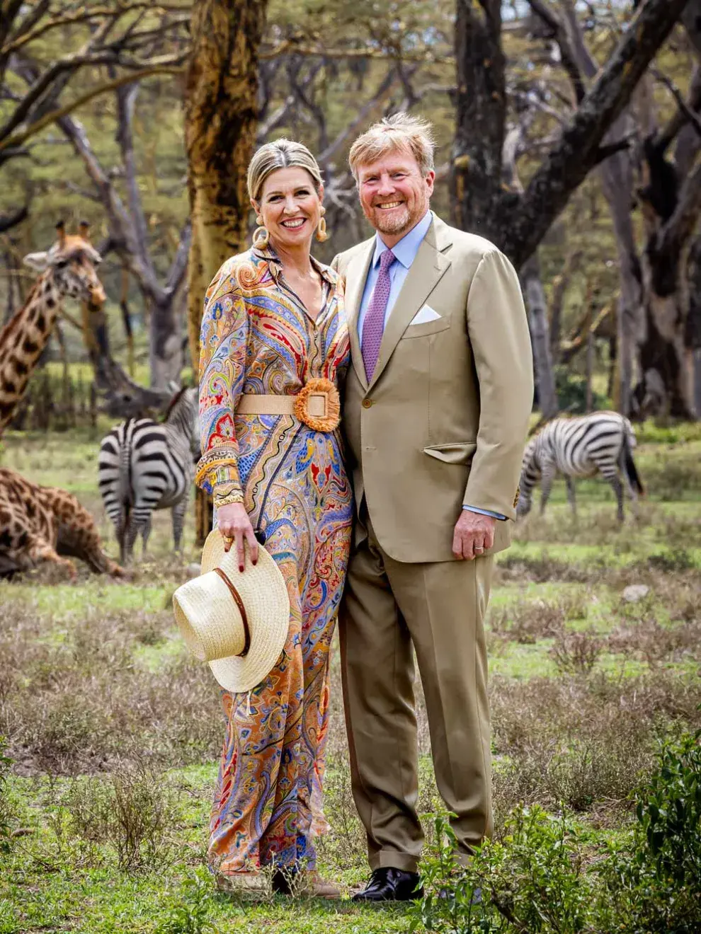 La reina de los Países Bajos hizo un viaje a Kenia y desde allí se conocieron algunas imágenes de ese increíble destino en el que apostó por un estilismo canchero y muy colorido