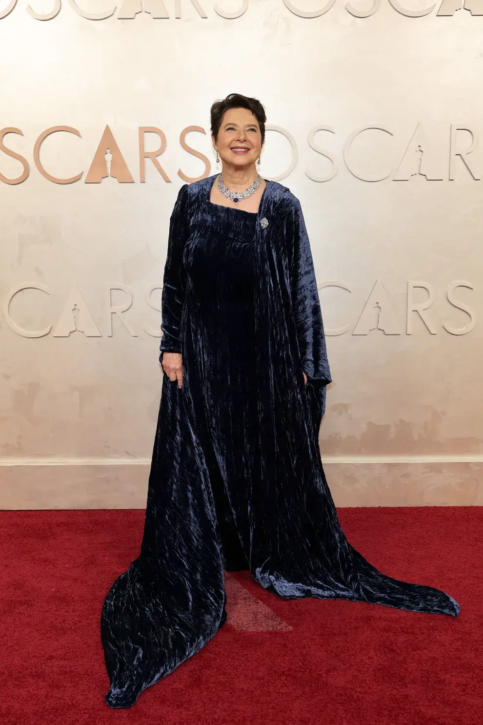 Isabella Rossellini en la alfombra roja de los Oscars 2025.