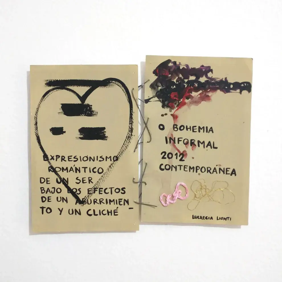 Aburrimiento y cliché o bohemia informal es una obra de Lionti de 2012, realizada en acrílico, hilo de lúrex, nylon y alambre sobre cartón.