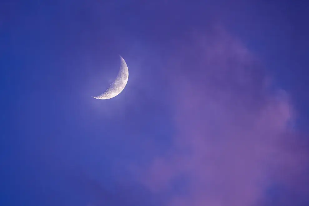 Luna creciente en un fondo de nubes