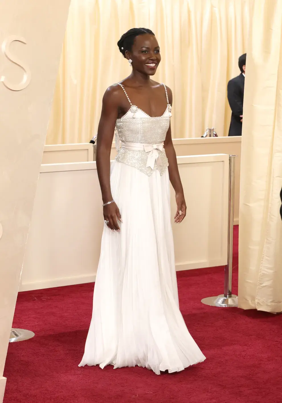 Lupita Nyong'o en la alfombra roja de los Oscars 2025.