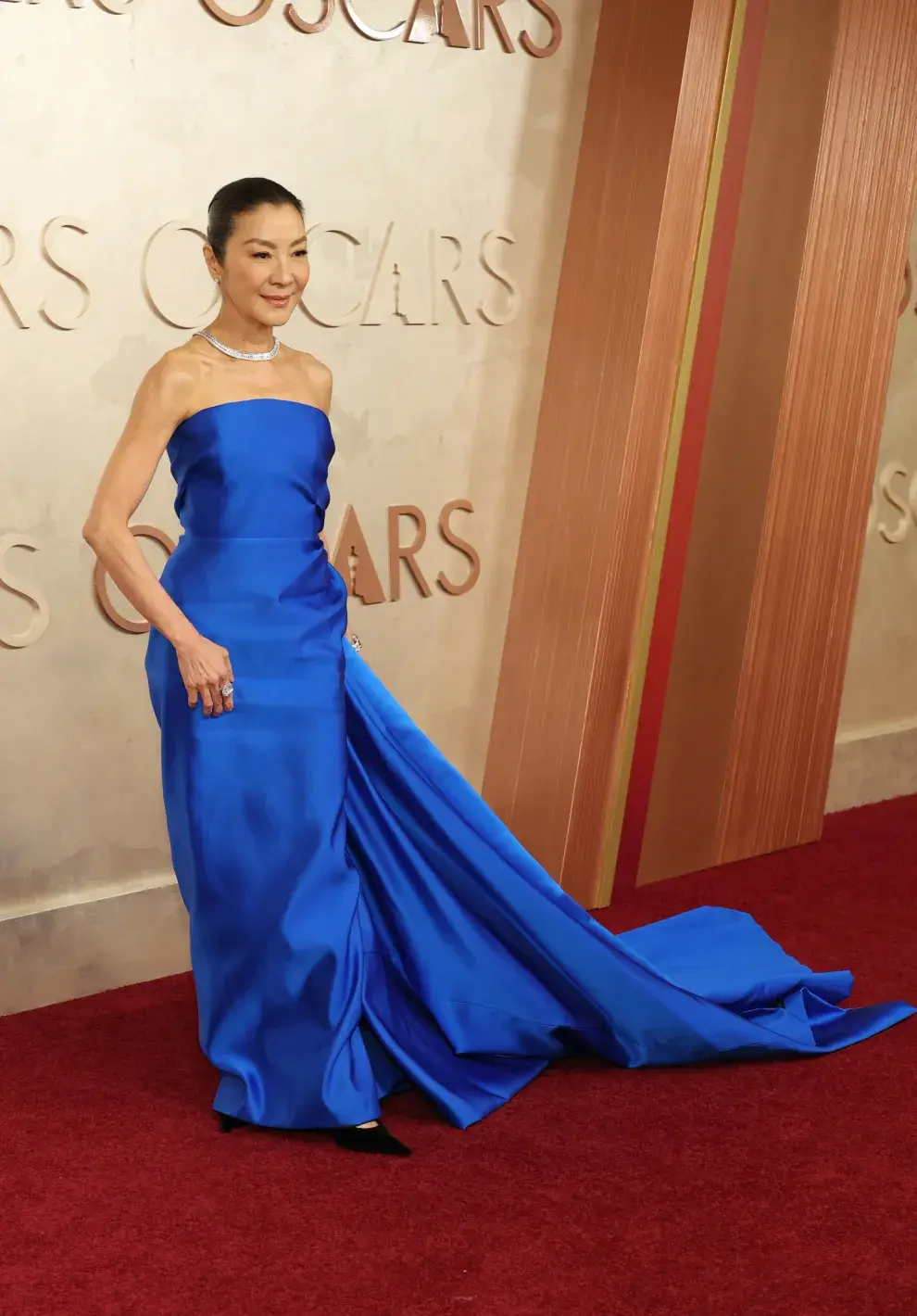 Michelle Yeoh con un diseño de Balenciaga en la alfombra roja de los Oscars 2025.