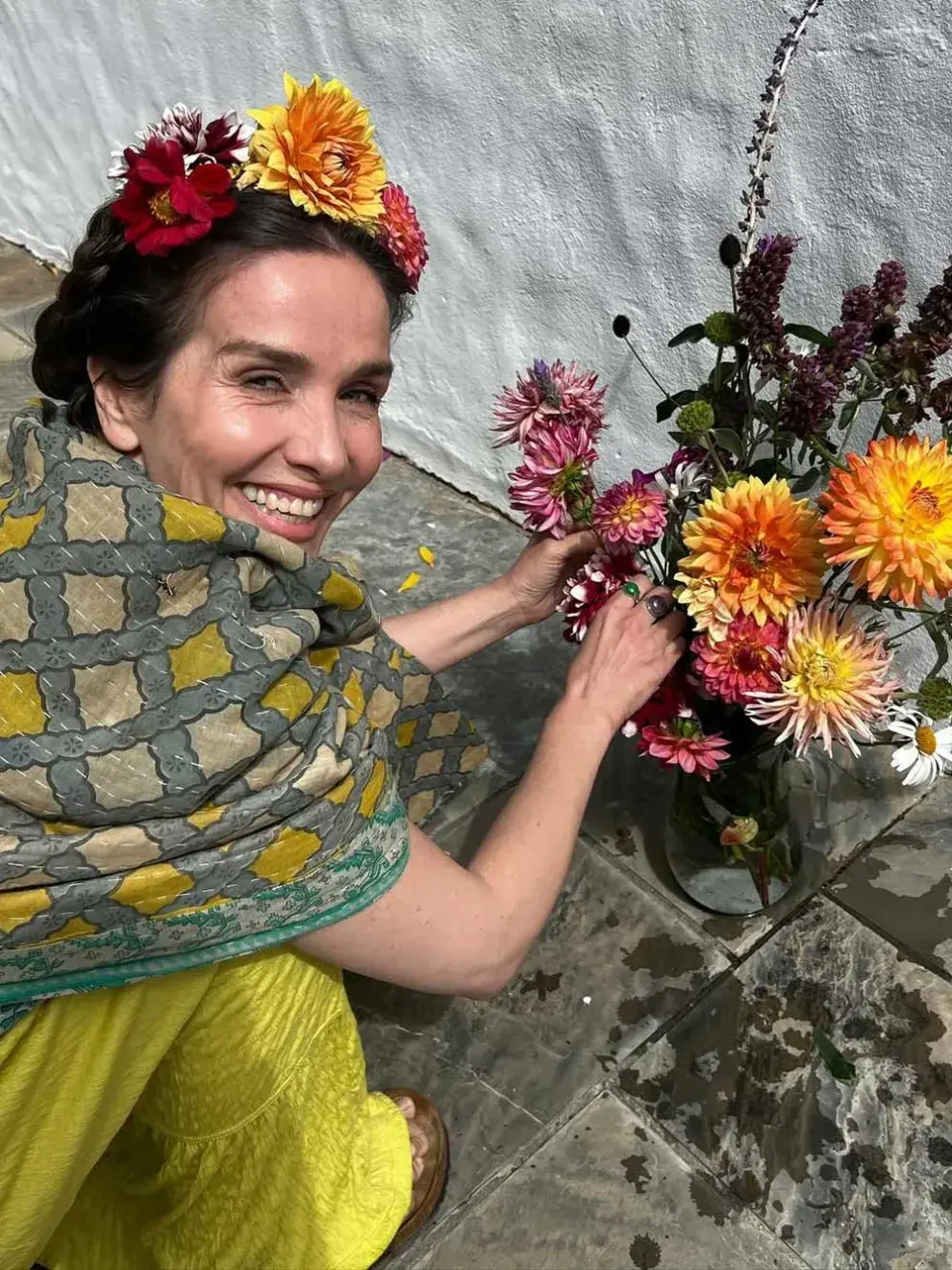 Natalia Oreiro con las flores de su jardín