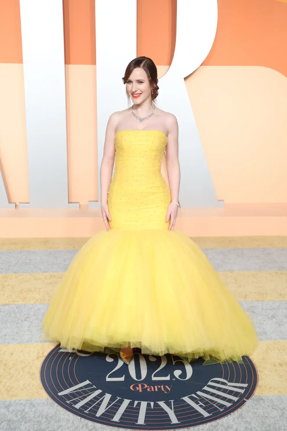 Rachel Brosnahan con un vestido amarillo de Carolina Herrera en la after party de los Premios Oscar 2025.