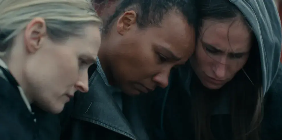Tres mujeres en actitud triste.
