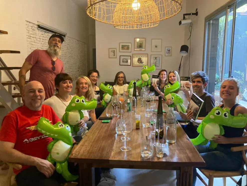 Una mesa con lectores y un escritor invitado