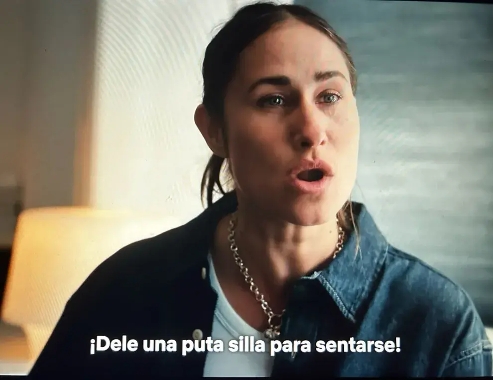 Una mujer hablando en un consultorio médico.