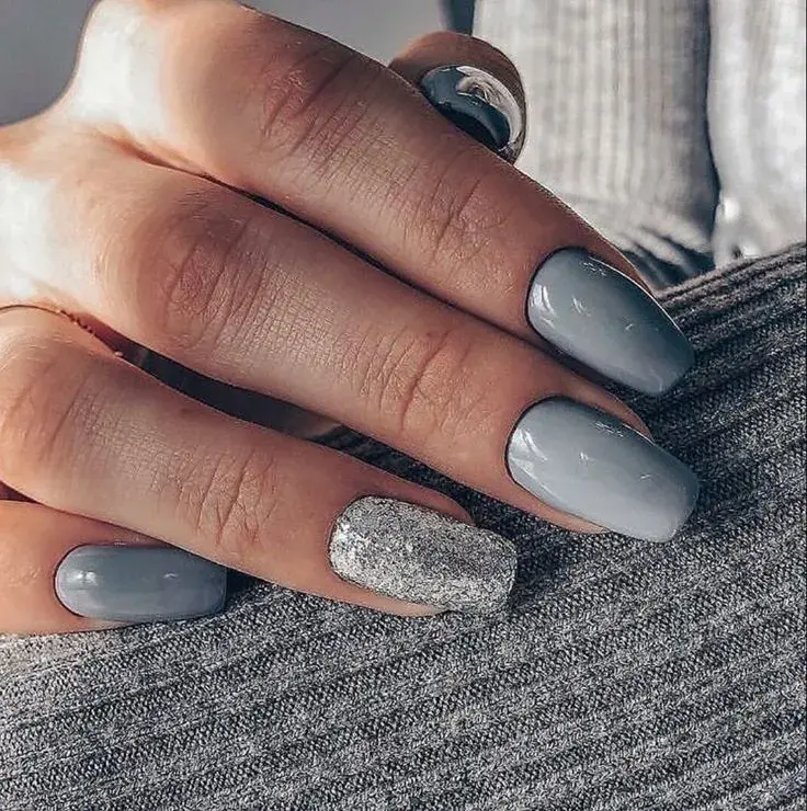 Uñas en color gris