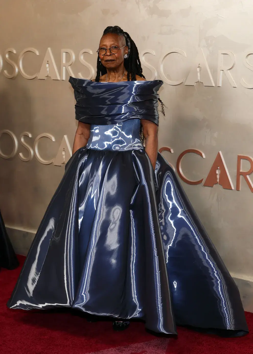 Whoopi Goldberg en la alfombra roja de los Oscars 2025.