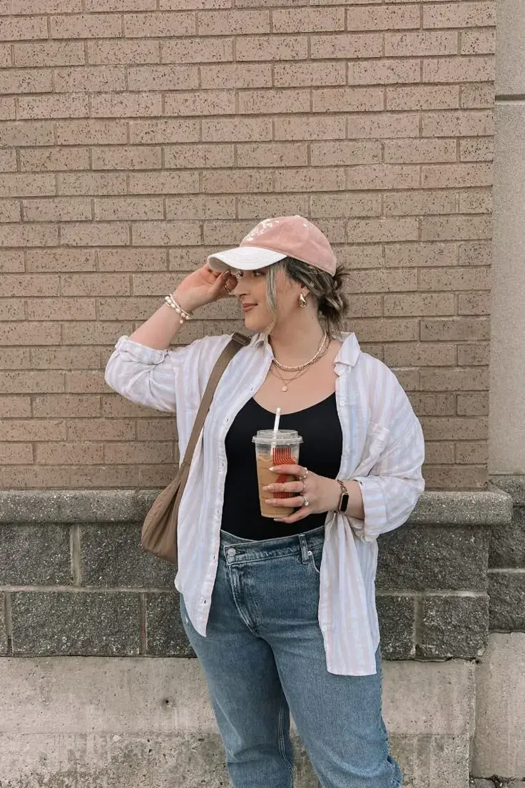 Las camisas con gorras logran un look súper relajado, perfecto para el finde