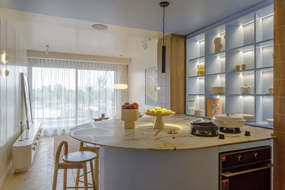 Estudio Vara utiliza las luces leds para subrayar los estantes del mobiliario. 