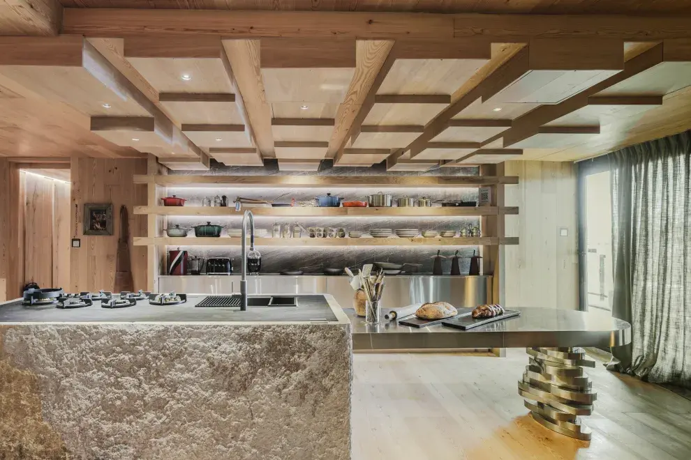 Mix de materiales en esta apuesta de Patagonia Flooring + Leticia Rocco: la mesa baja contiene el destello del metal en contraste con la mesada de piedra y, arriba, madera.