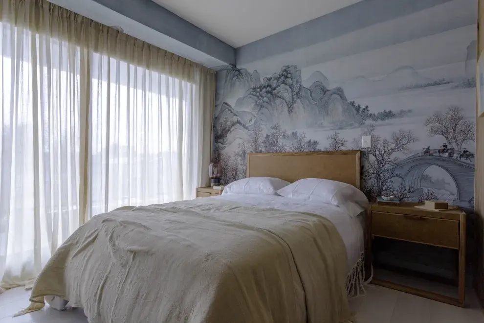 Talleres sustentables propone la pared del respaldo de la cama como un gran mural ilustrado.