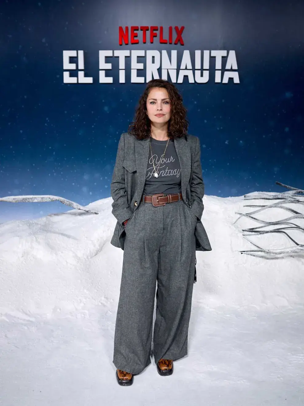 Dolores Fonzi con un traje en color gris