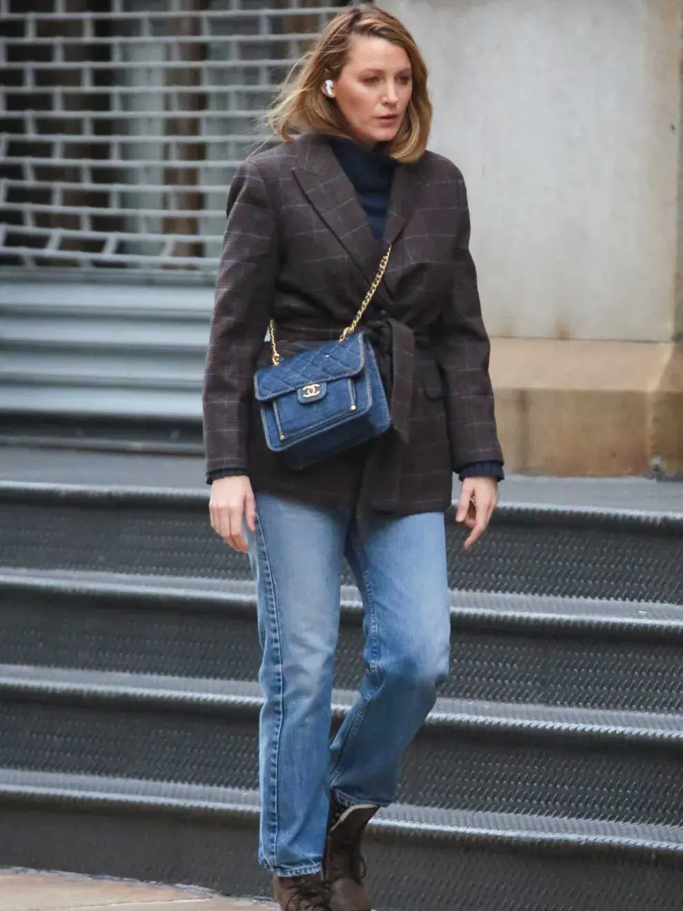 Blake Lively con tapado a cuadro con jeans y borcegos
