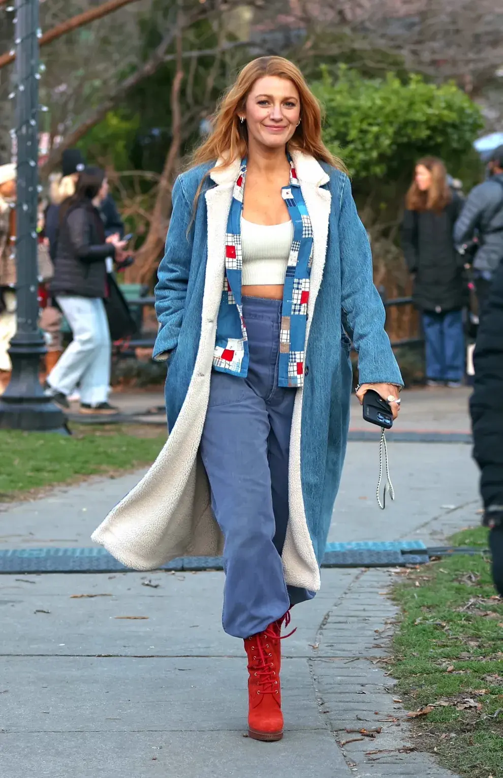 La campera con corderito adentro regresa a los looks de calle