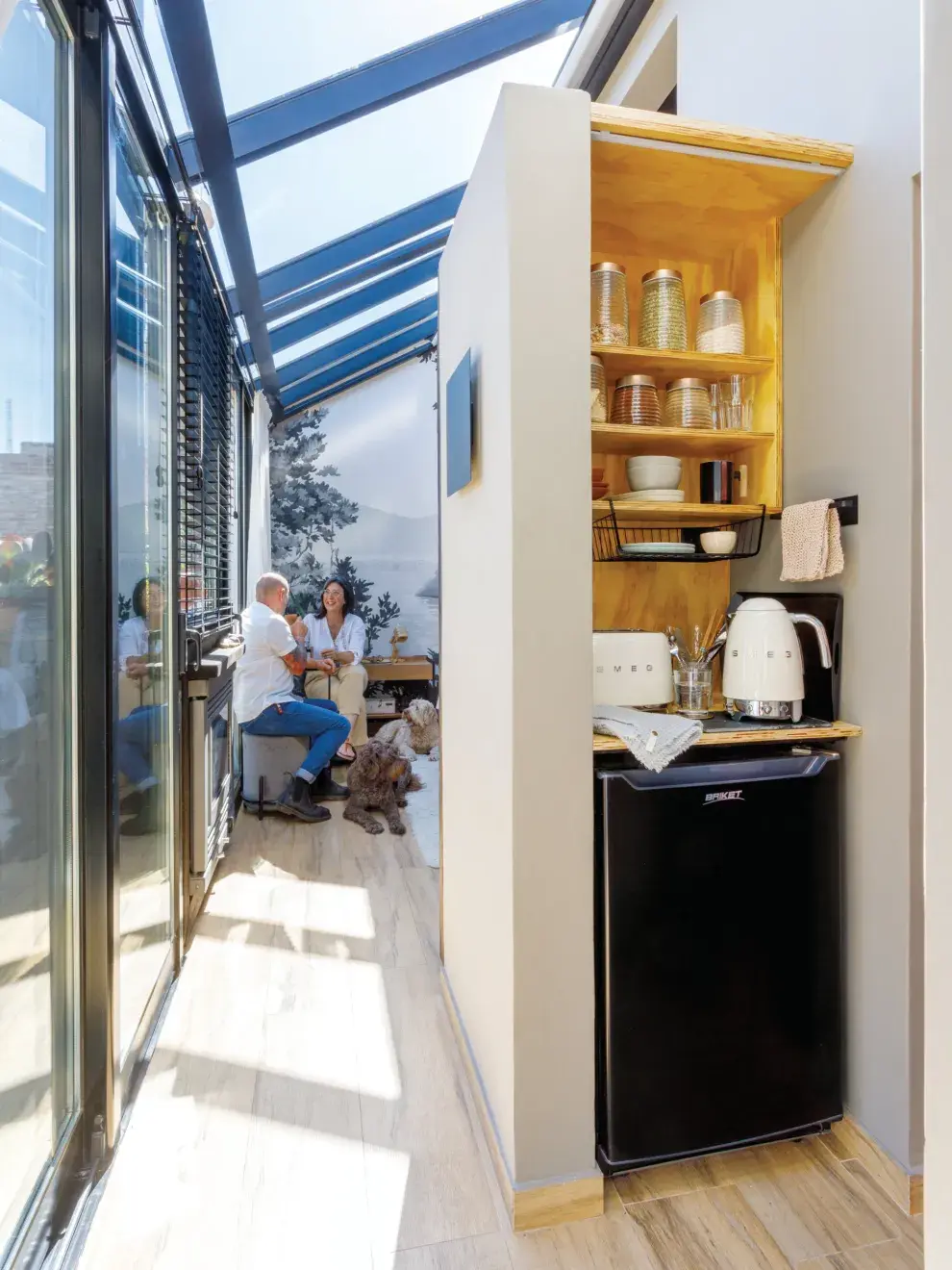 El pequeño office sirve dos grandes propósitos: desayunar en la cama o tomar algo en la terraza. 